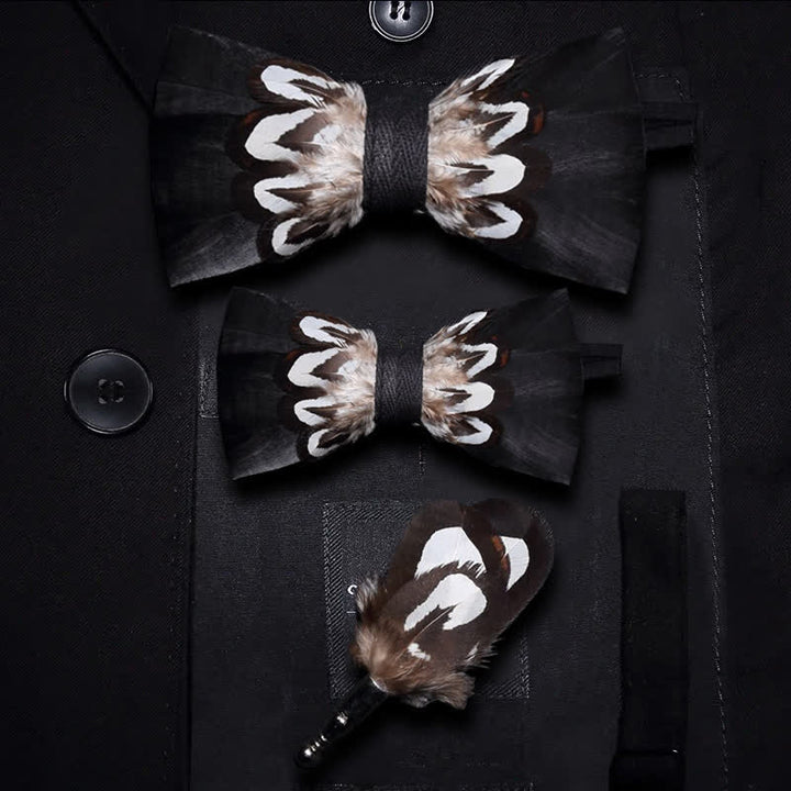 Pajarita con plumas y estampado en blanco y negro con alfiler de solapa