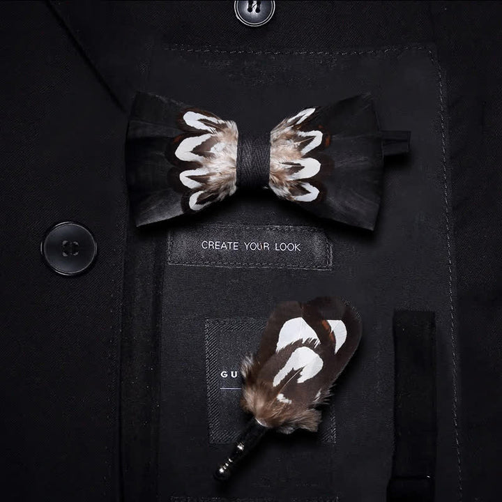 Pajarita con plumas y estampado en blanco y negro con alfiler de solapa