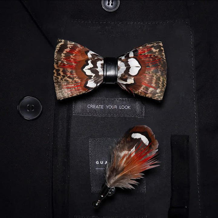 Pajarita con plumas marrones y rojas y broche de solapa