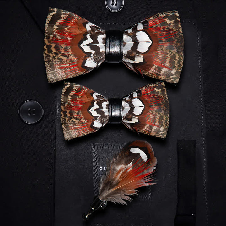 Pajarita con plumas marrones y rojas y broche de solapa
