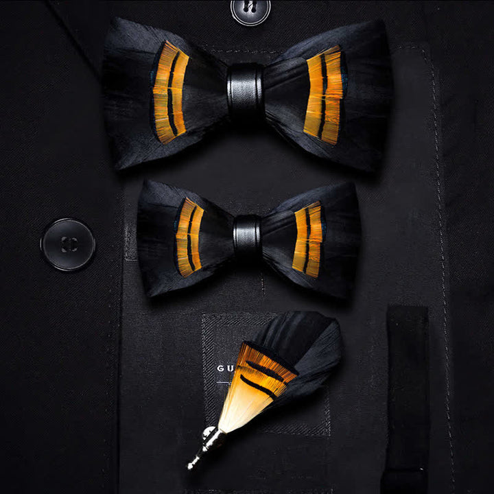 Pajarita con plumas de medianoche en color negro y naranja y broche de solapa