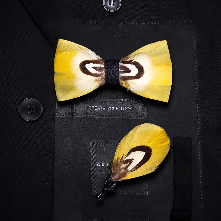 Pajarita con plumas de loro amarillas y broche de solapa