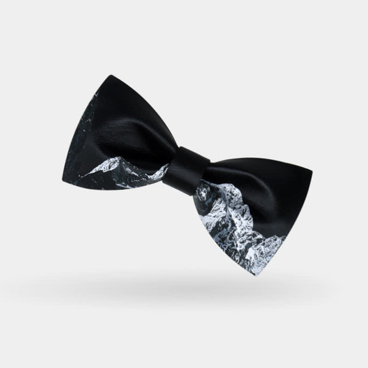 Pajarita con estampado de montañas nevadas en blanco y negro para hombre