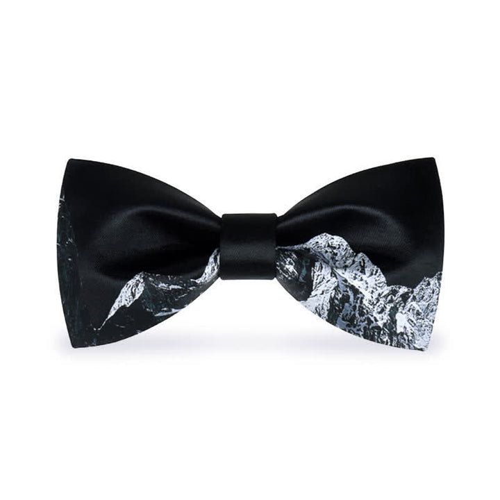 Pajarita con estampado de montañas nevadas en blanco y negro para hombre