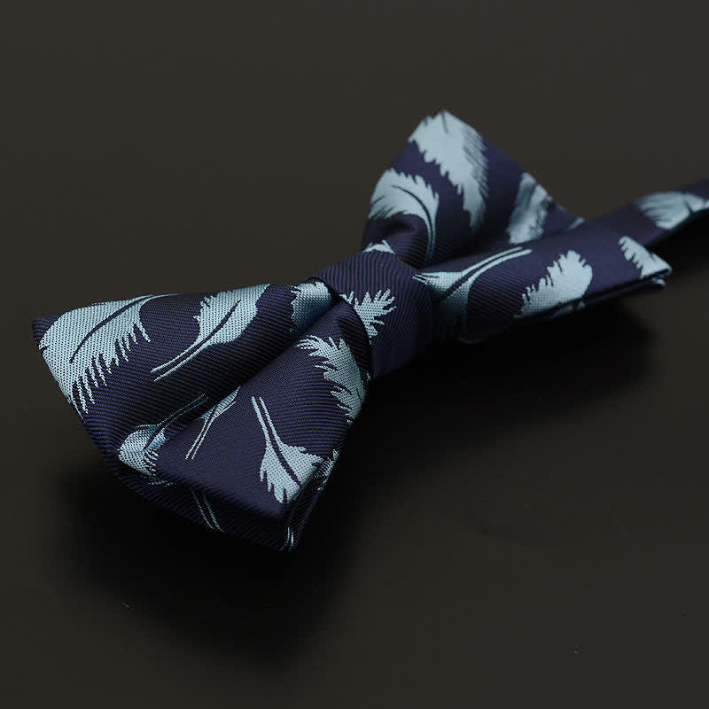 Pajarita informal de uso diario con estampado floral y plumas para hombre