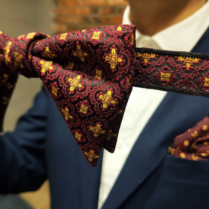 Pajarita de gran tamaño con punta bordada en rojo oscuro y dorado para hombre