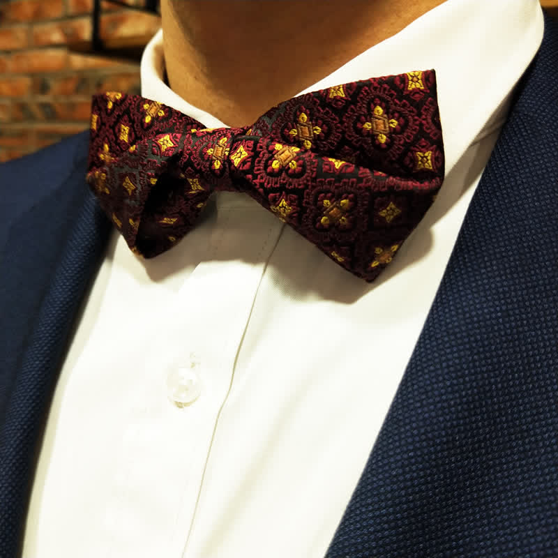 Pajarita de gran tamaño con punta bordada en rojo oscuro y dorado para hombre