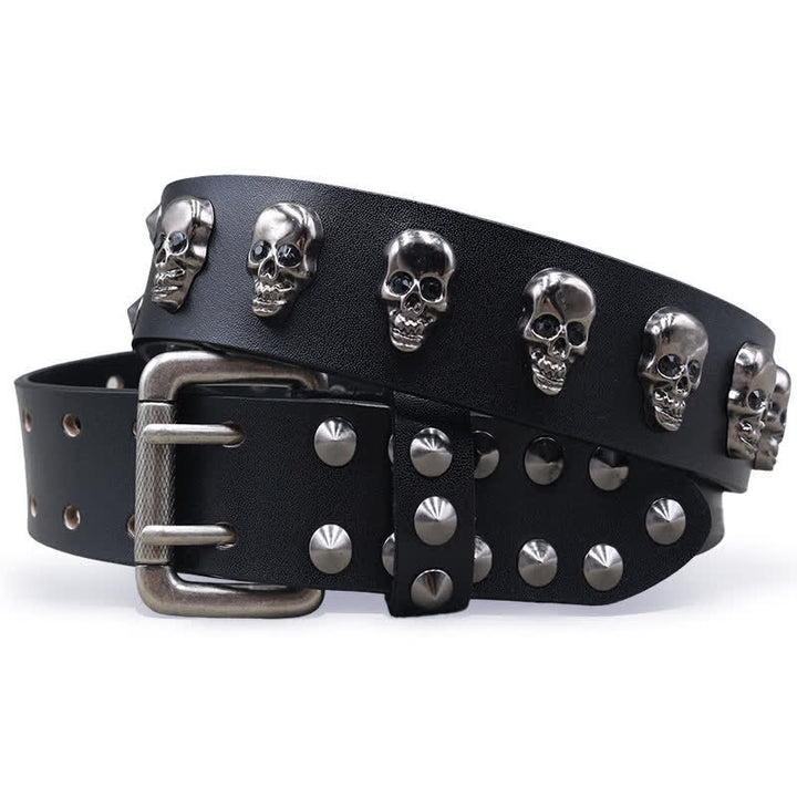 Cinturón de cuero con remaches de calaveras de estilo hip hop y doble pasador.