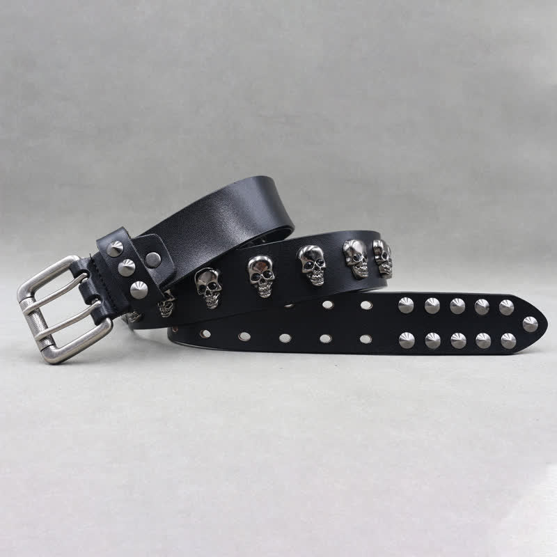 Cinturón de cuero con remaches de calaveras de estilo hip hop y doble pasador.