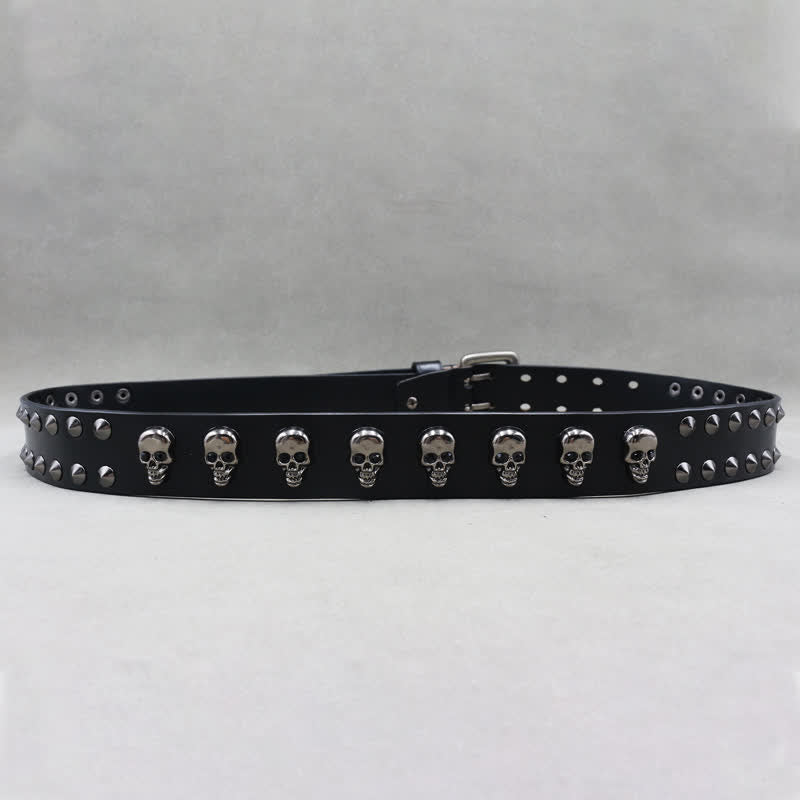 Cinturón de cuero con remaches de calaveras de estilo hip hop y doble pasador.