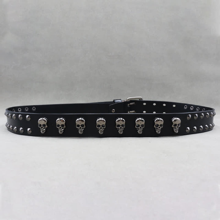 Cinturón de cuero con remaches de calaveras de estilo hip hop y doble pasador.