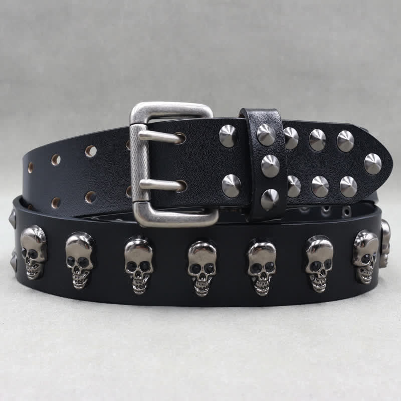 Cinturón de cuero con remaches de calaveras de estilo hip hop y doble pasador.
