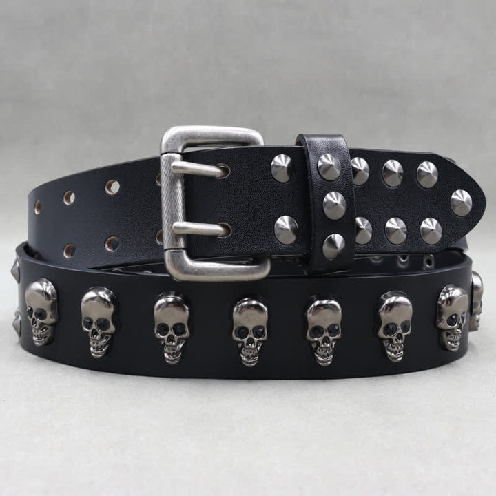 Cinturón de cuero con remaches de calaveras de estilo hip hop y doble pasador.
