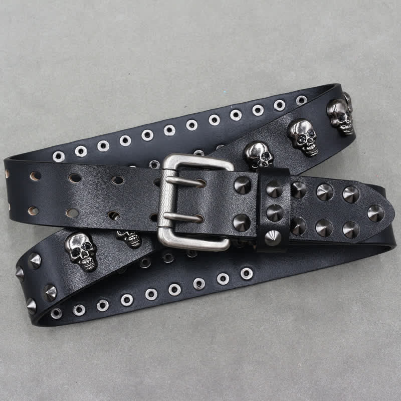 Cinturón de cuero con remaches de calaveras de estilo hip hop y doble pasador.