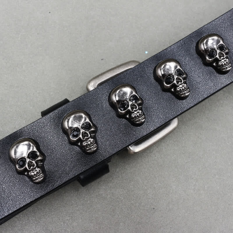 Cinturón de cuero con remaches de calaveras de estilo hip hop y doble pasador.