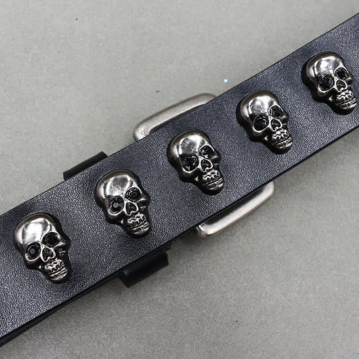 Cinturón de cuero con remaches de calaveras de estilo hip hop y doble pasador.