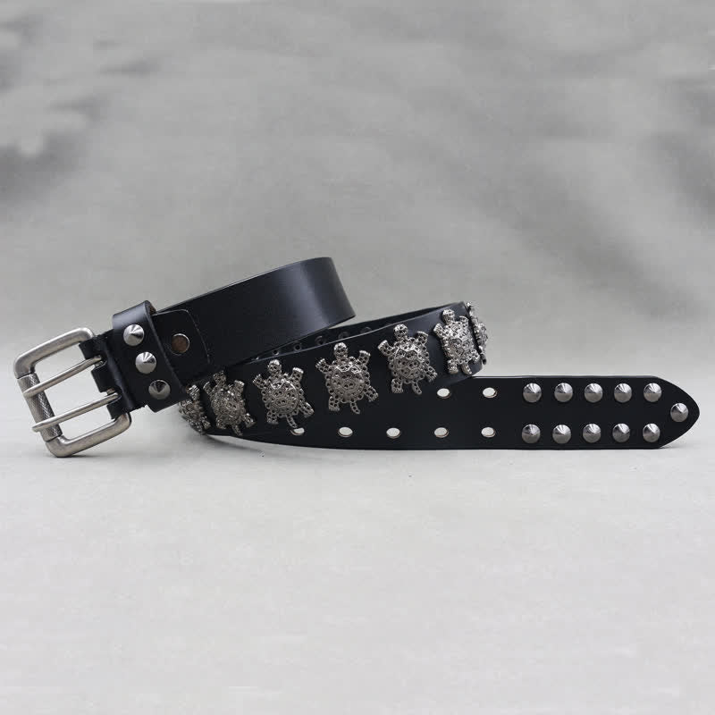 Cinturón de cuero con remaches de tortuga de metal tridimensionales y doble pasador.