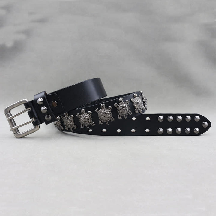 Cinturón de cuero con remaches de tortuga de metal tridimensionales y doble pasador.