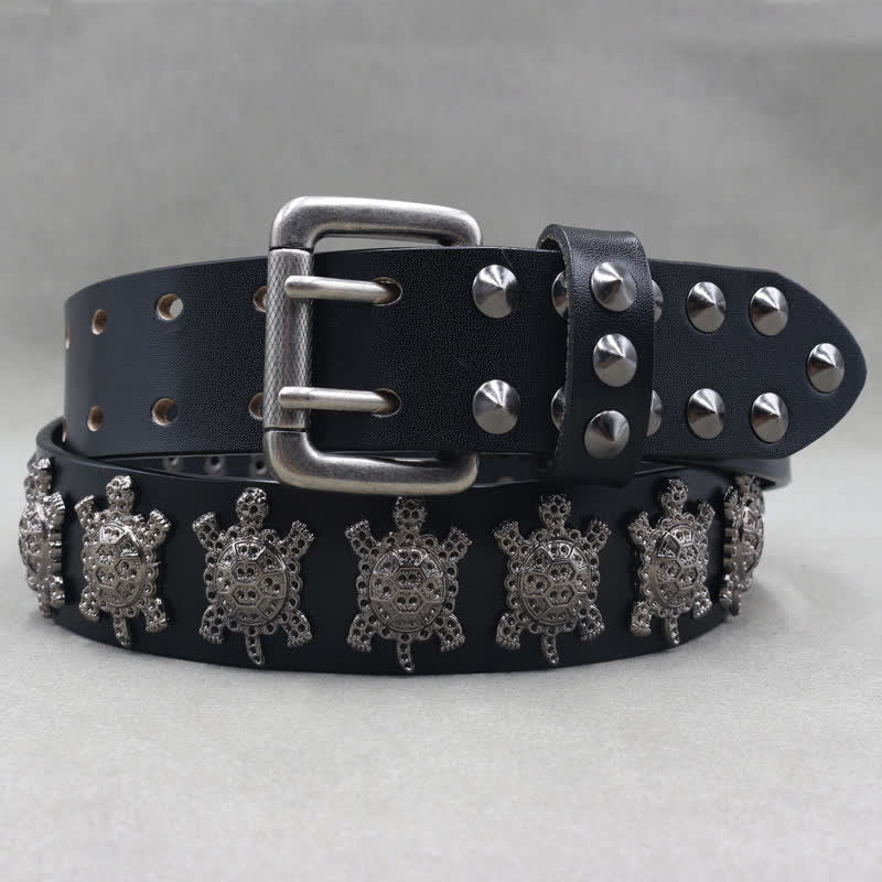 Cinturón de cuero con remaches de tortuga de metal tridimensionales y doble pasador.
