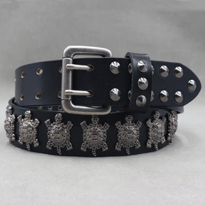 Cinturón de cuero con remaches de tortuga de metal tridimensionales y doble pasador.