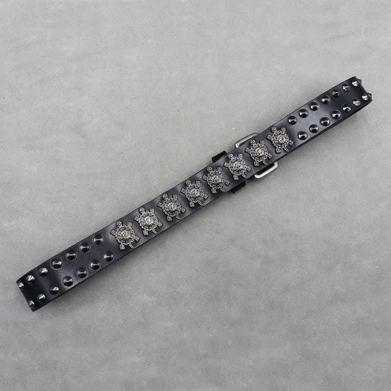Cinturón de cuero con remaches de tortuga de metal tridimensionales y doble pasador.
