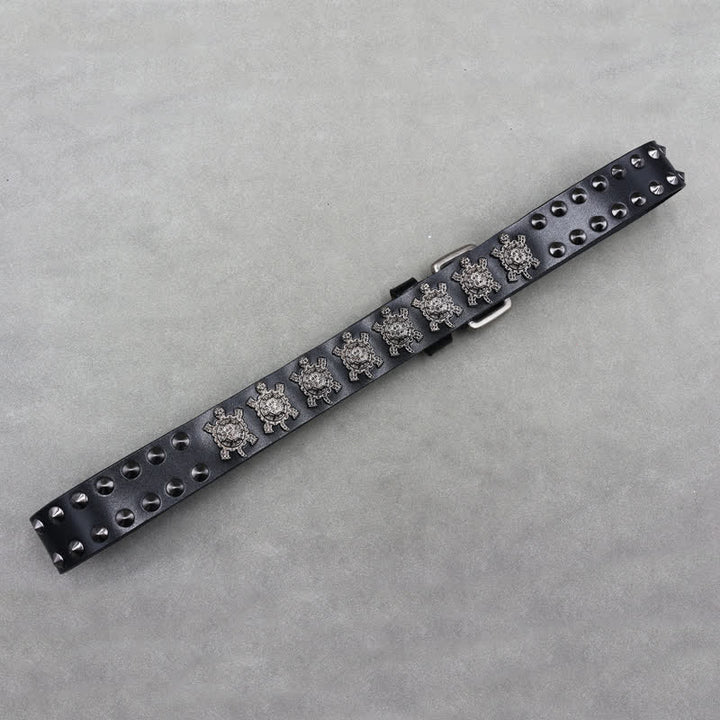 Cinturón de cuero con remaches de tortuga de metal tridimensionales y doble pasador.