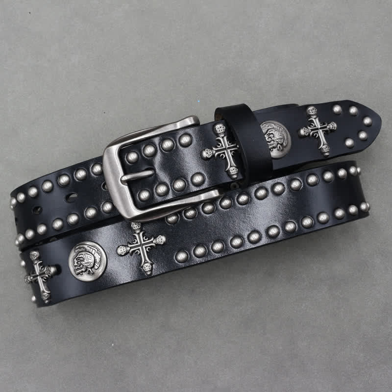 Cinturón de cuero con remaches de doble pasador y calavera cruzada