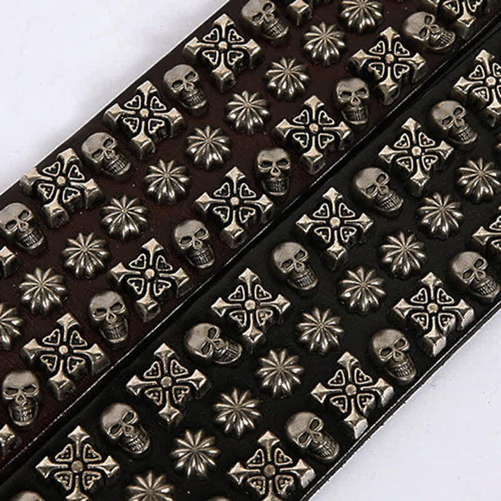 Cinturón de cuero con tres hileras de tachuelas y calaveras