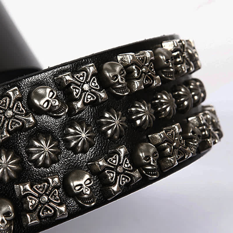 Cinturón de cuero con tres hileras de tachuelas y calaveras