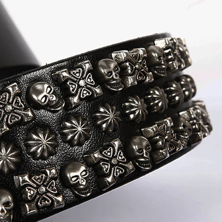 Cinturón de cuero con tres hileras de tachuelas y calaveras
