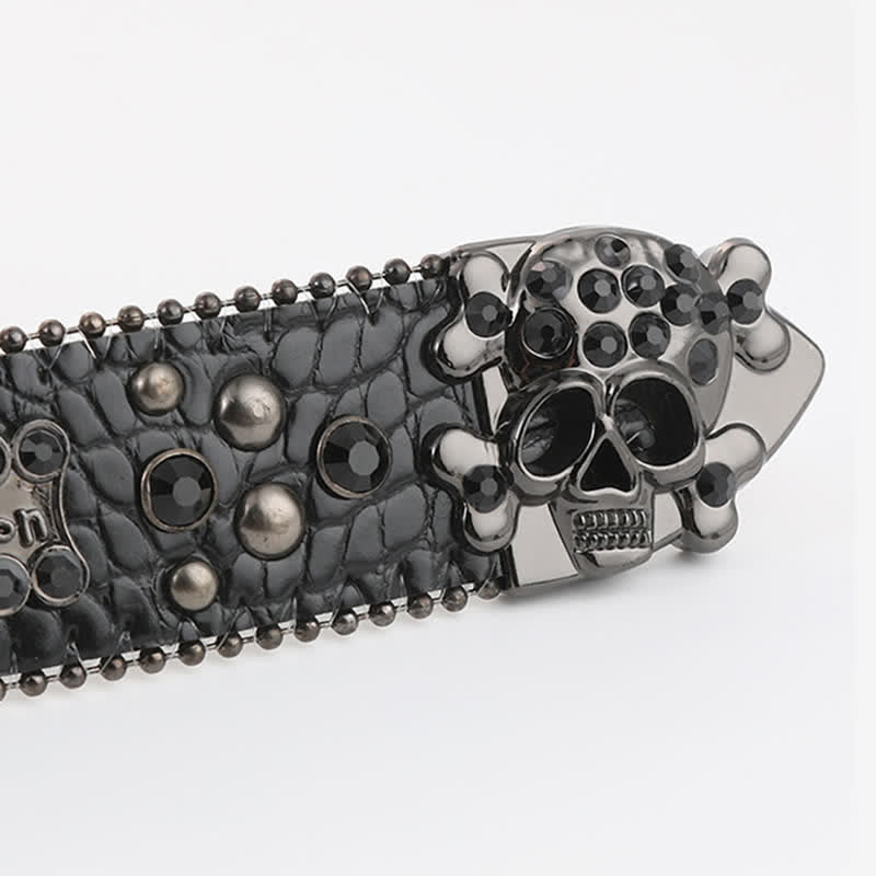 Cinturón de cuero con remaches de diamantes de imitación y mini calaveras con tachuelas brillantes