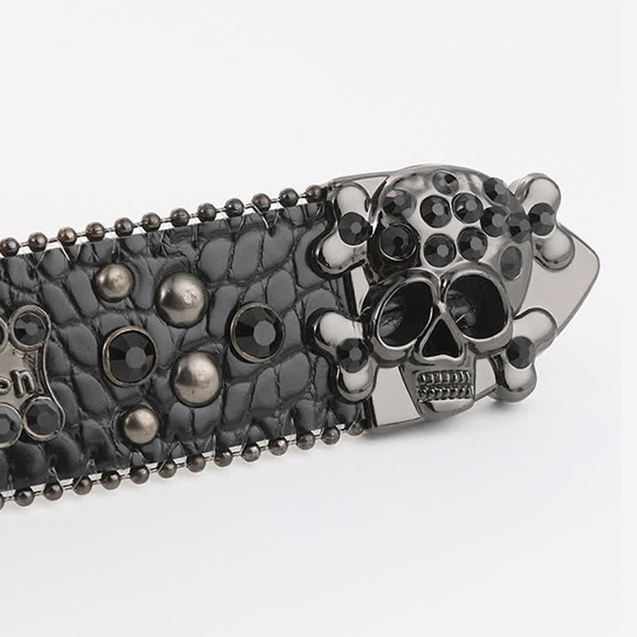 Cinturón de cuero con remaches de diamantes de imitación y mini calaveras con tachuelas brillantes