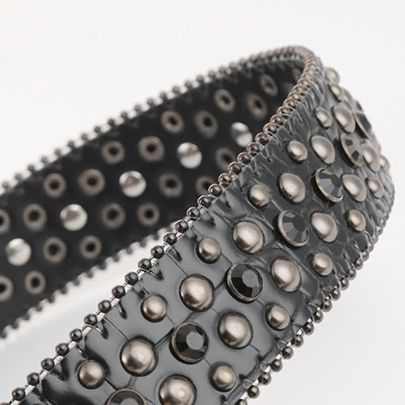 Cinturón de cuero con remaches de diamantes de imitación y mini calaveras con tachuelas brillantes