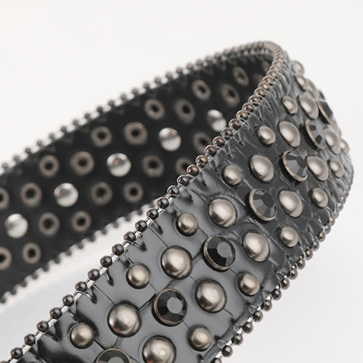 Cinturón de cuero con remaches de diamantes de imitación y mini calaveras con tachuelas brillantes