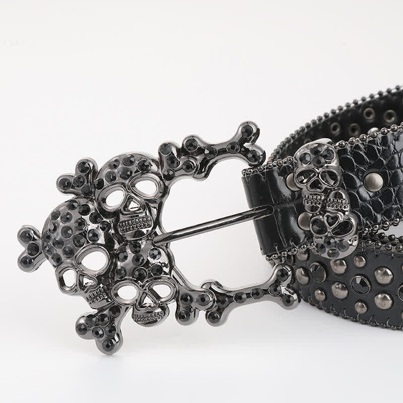 Cinturón de cuero con remaches de diamantes de imitación y mini calaveras con tachuelas brillantes