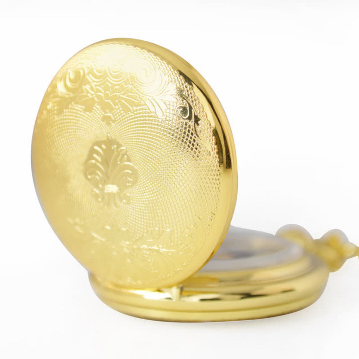 Reloj de bolsillo mecánico retro dorado con cadena.