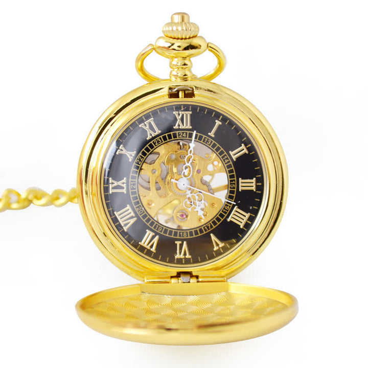 Reloj de bolsillo mecánico retro dorado con cadena.