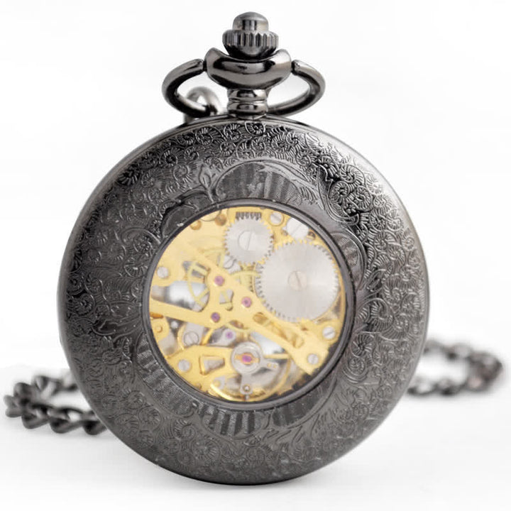 Reloj de bolsillo mecánico antiguo con números romanos clásicos.