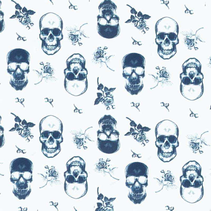 Corbata con estampado de calavera y rosas de base blanca para hombre