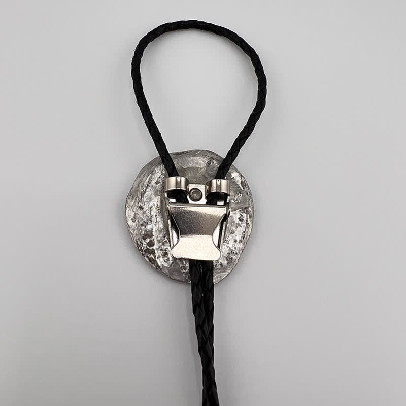 Corbata de bolo con colgante de plata de cuervo negro