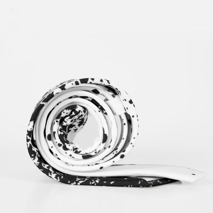 Corbata de hombre con salpicaduras de tinta abstracta en blanco y negro