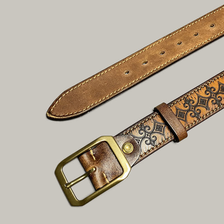 Cinturón de cuero con hebilla de latón y correa estampada.