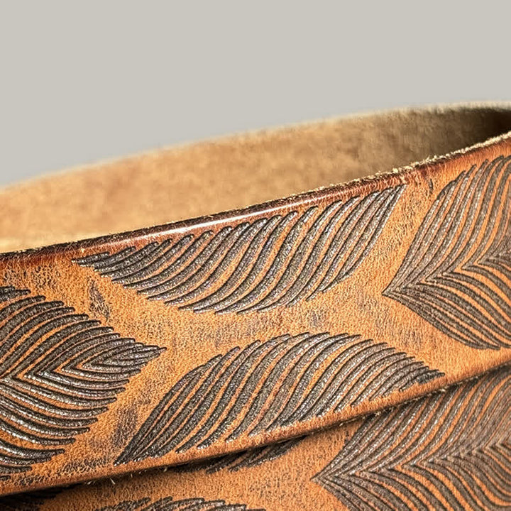 Cinturón de cuero con relieve de hojas de plantas desgastadas personalizado