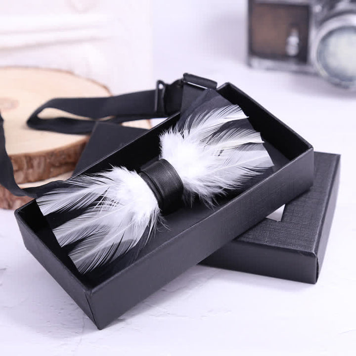Pajarita de plumas preatada en rojo, blanco y burdeos