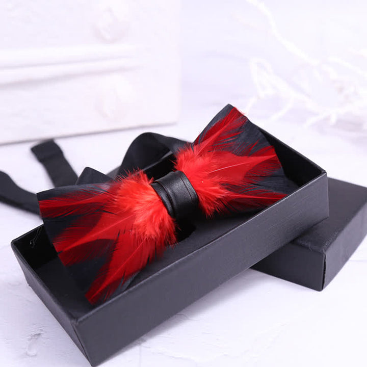 Pajarita de plumas preatada en rojo, blanco y burdeos