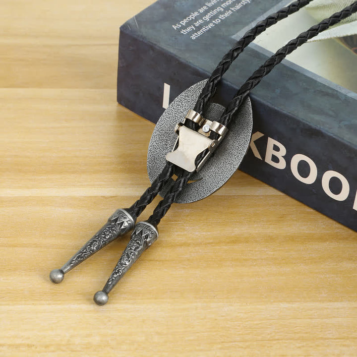 Delicada corbata de bolo en forma de herradura de dos tonos con diseño de animal