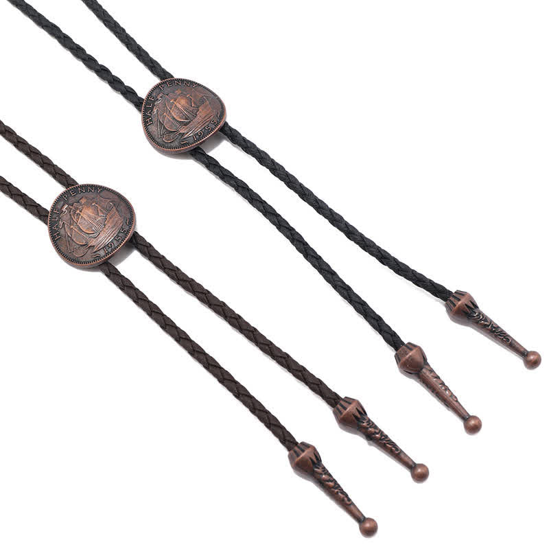 Corbata de cuero con forma de bolo y moneda antigua de tres veleros
