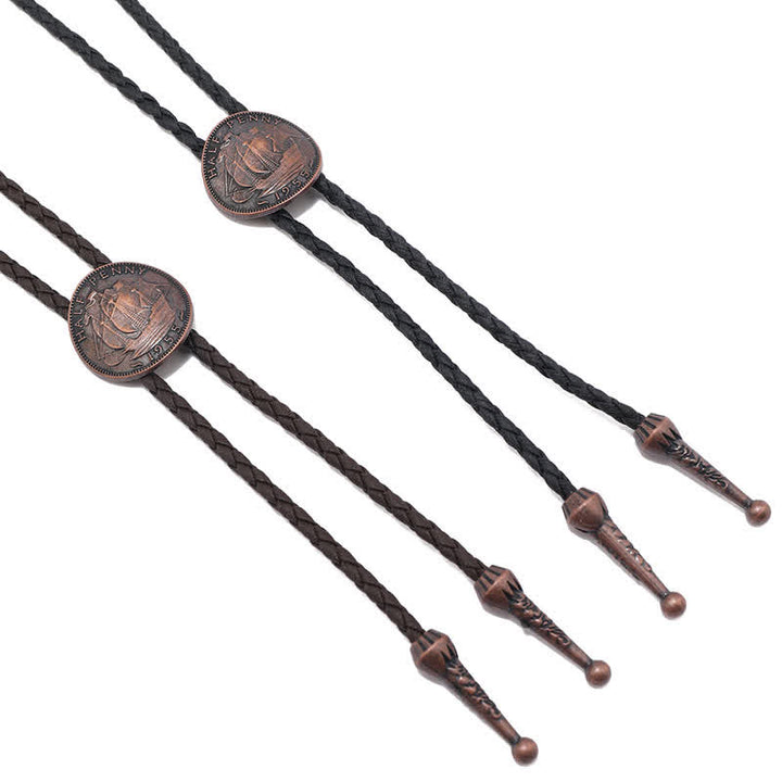 Corbata de cuero con forma de bolo y moneda antigua de tres veleros