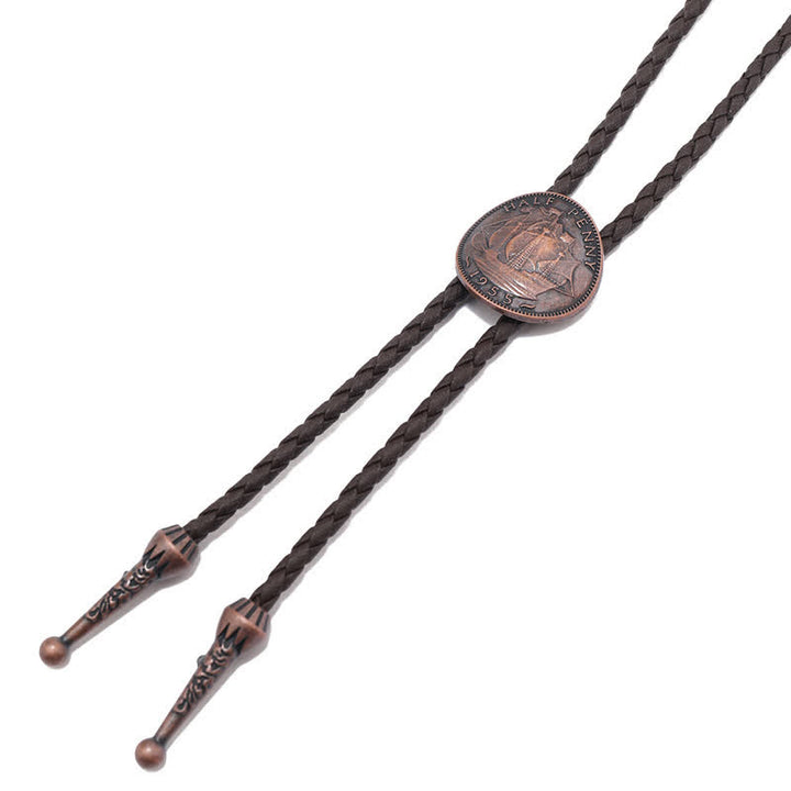 Corbata de cuero con forma de bolo y moneda antigua de tres veleros