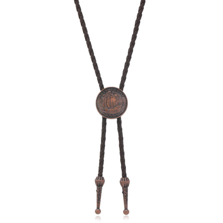 Corbata de cuero con forma de bolo y moneda antigua de tres veleros